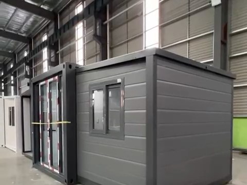 Module de la maison en cours d'assemblage dans le hall de l'atelier, sous la charpente — photo réelle